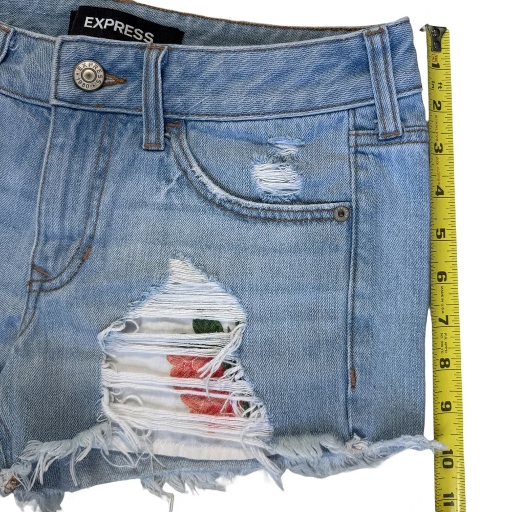 Express Shortie Relaxed Low Rise Denim Shorts Women Sz 0 Distressed Shabby Chic